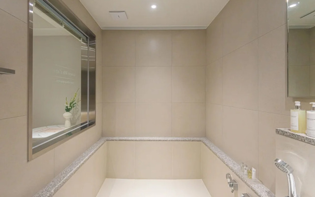 Asherah Villard Aqua Business Hotel