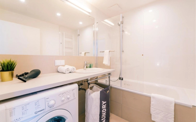 King Bed Home & Smart Tv 1 min to Metro