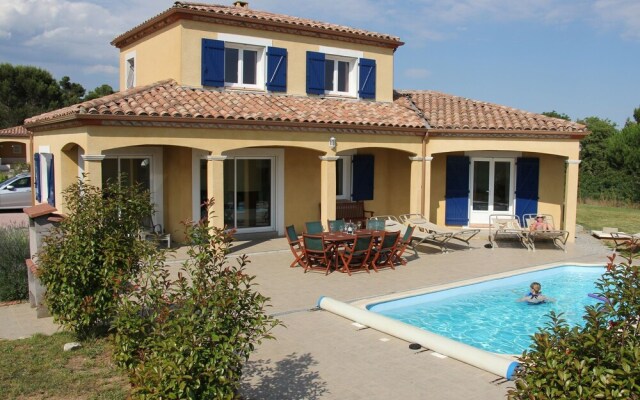 Spacious Villa Near Villemoustaussou With Pool