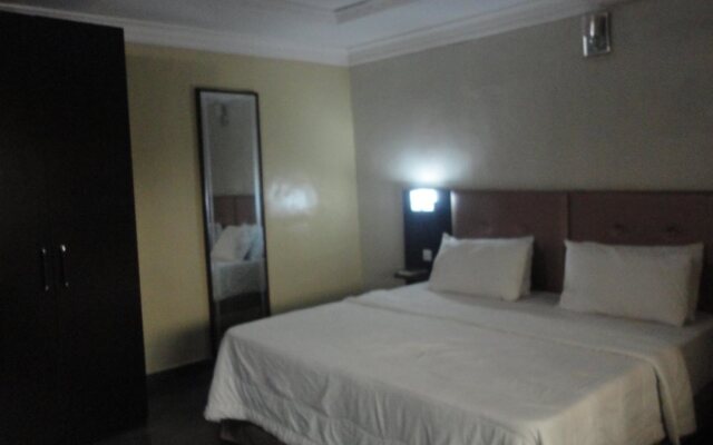 Moongate Hotel and Suites, Obantoko