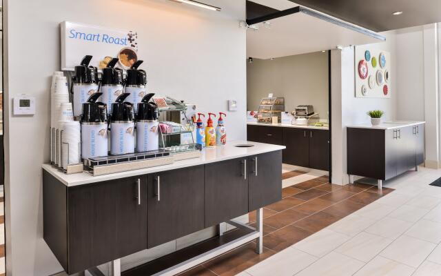Holiday Inn Express & Suites Kansas City - Lee's Summit by IHG