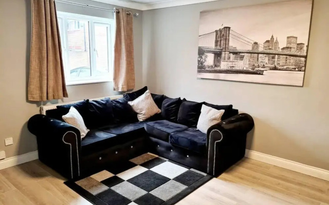 Modern & Spacious - Walk to London Excel- Parking