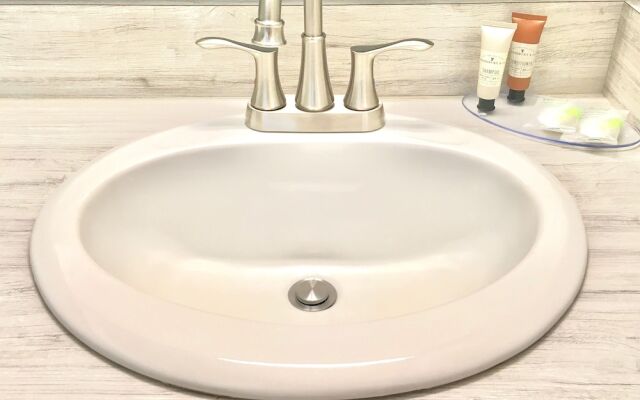 Empire Lakeshore Inn