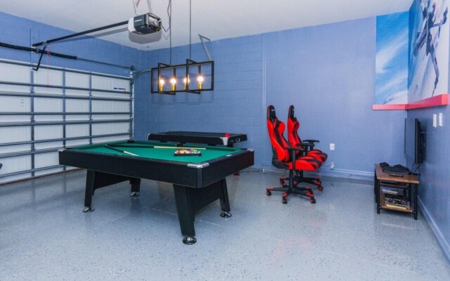 Beautiful Themed Vacation Home With Pool St5509