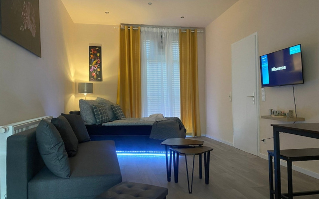 Apartment Sleeps 3 With Parking and Garden