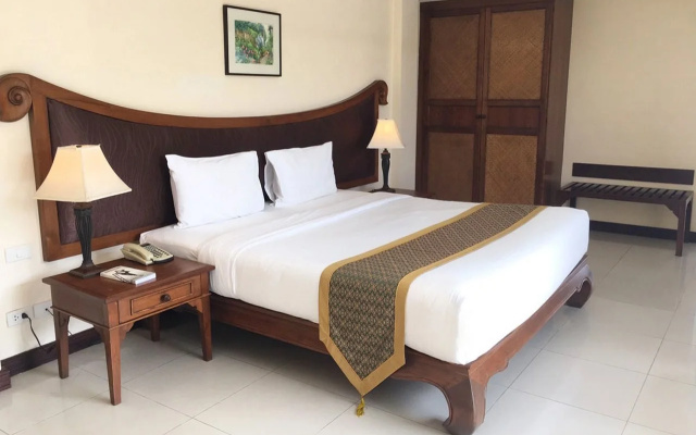 Nora Lakeview Hotel