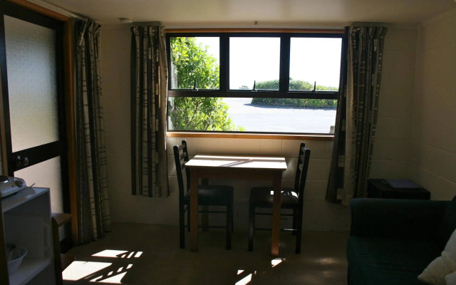 Pohara Beachfront Motel