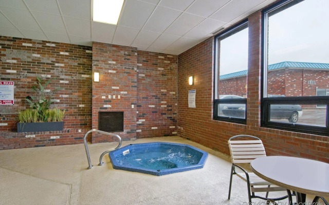 Rodeway Inn McPherson East