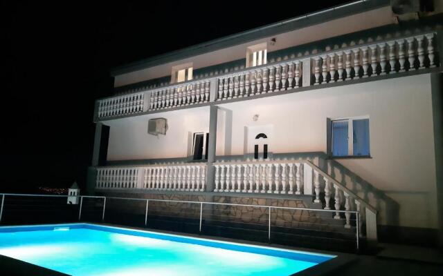 Pool apartment Leonardo