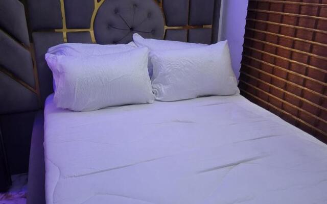 Julaz Apartment & Lounge