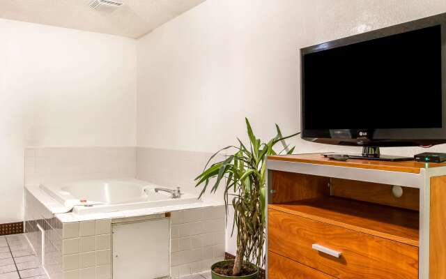 Econo Lodge & Suites