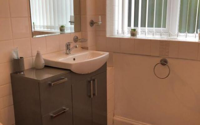 ACE Largs Ground Floor Apartment with Garden