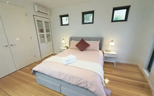 Luxury 7BRM Lakeside BigHouse Point Cook
