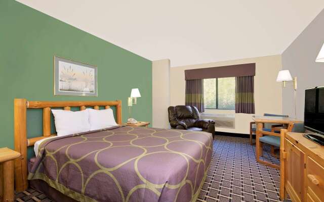 Super 8 by Wyndham Cloquet