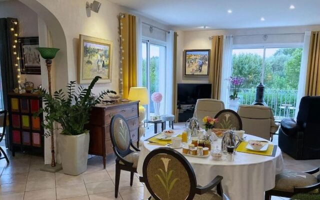 Villa l'Olivier, Chambre d'Hôtes Les Volets Bleus