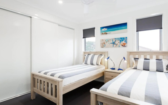 'Birubi Breezes', 2/7 Fitzroy St - Large Duplex with Air Conditioning, WIFI & only 5 minute walk to the beach – Guest Rooms – Anna Bay
