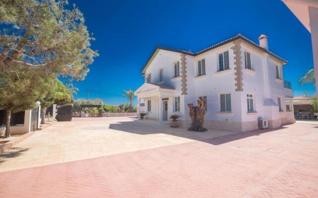 Papas Family Villa With Private Pool Wheelchair Accessible