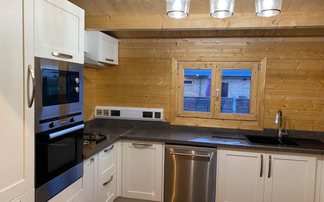 Inviting 2-bedroom Cabin in Ashton Under Hill
