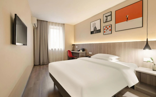 Ibis Ningbo Tianyi Square