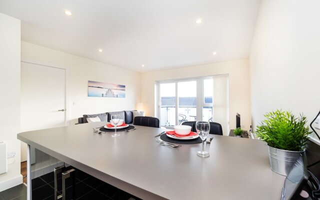 Deluxe Kennet Island Apartment