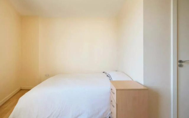 Bright and Spacious 2-bedroom Flat, Sleeps 4