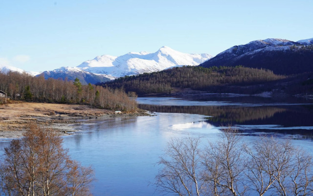 Lake View Apartment with loft
