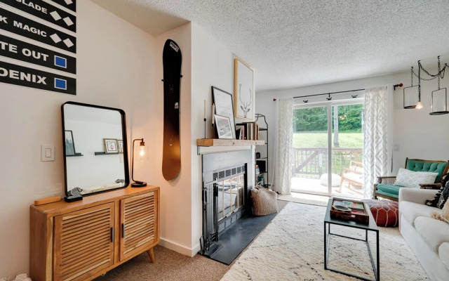 Ski-in/ski-out Magic Mountain Condo w/ Deck!
