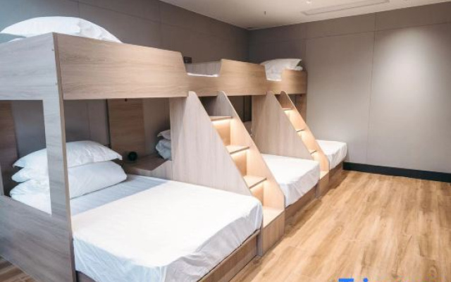 Mengzhou Lightning Bear E-Sports Hotel