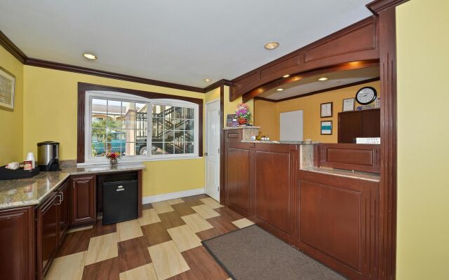 America's Deluxe Inn