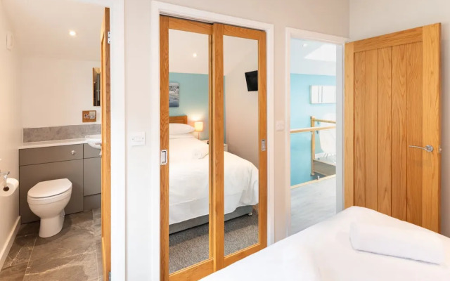 Seaside 3Bd Retreat With Balcony & Stunning Views