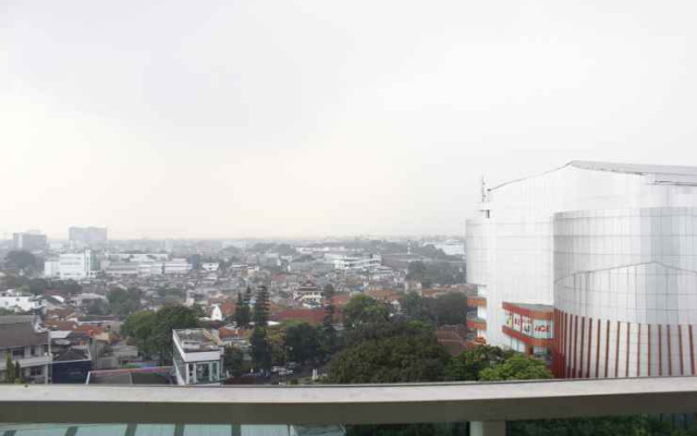 Studio Bright Apartment at Tamansari La Grande By Travelio