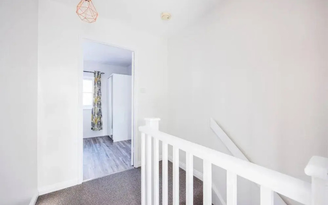 Remarkable 2-bed House in Barking