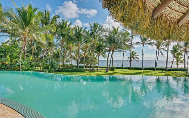 Dazzling Beachfront Villa With Swim-up Bar