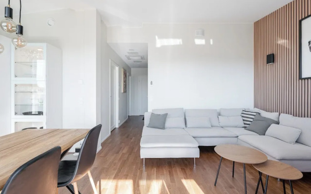 Luxurious 1BR Penthouse with Balcony