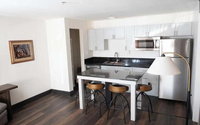 Carson Valley Motor Lodge & Suites