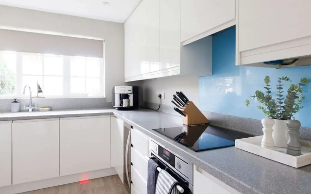 Stylish 4 Bed Home Close to Beach