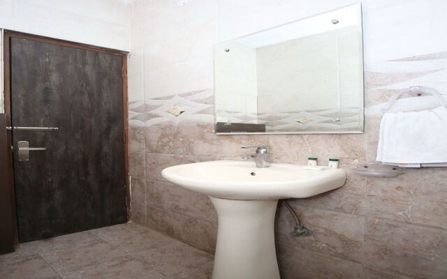 OYO 13431 Hotel Royal Blue