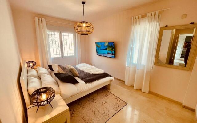 Newly renovated, Spacious, Bright Villa 5 minutes to the Beach