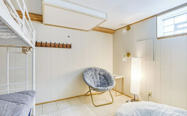 Pet-friendly Abode, 2 Mi to Dtwn Evanston!