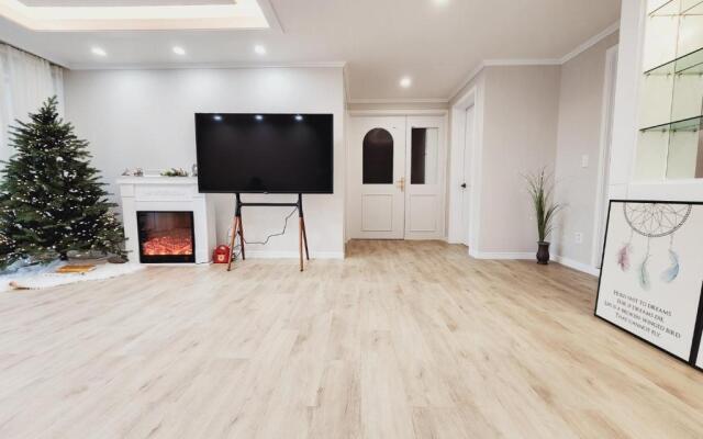 Grand open Hongdae houes 4bdr 2bth