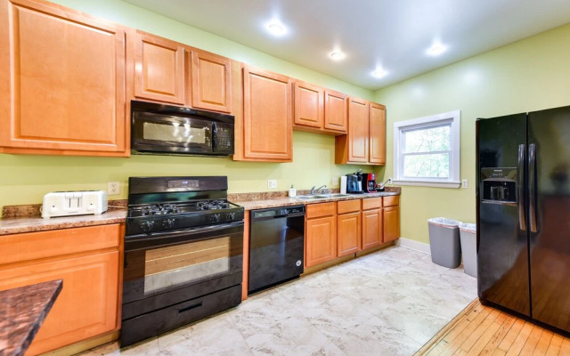 Family-friendly Milwaukee Home w/ Deck Near Uwm!