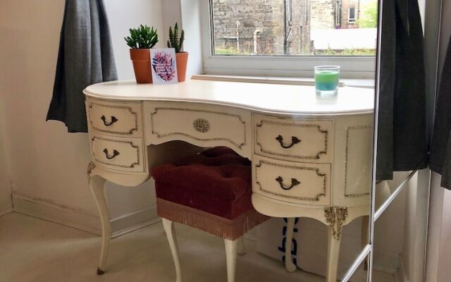 2 Bedroom Flat Near Leith