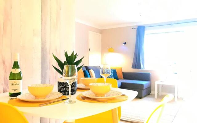 Toronto Apartment in Seaside Town With Parking