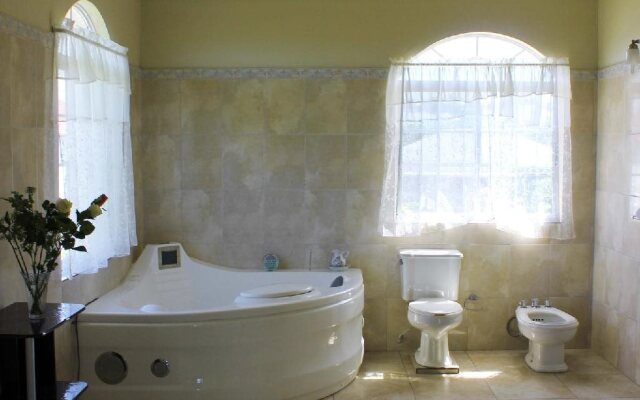 Retreat Guesthouse Luxury Suites