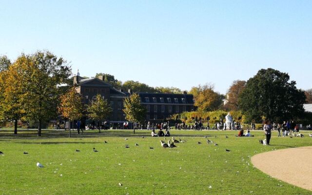 Kensington Palace by Underground station