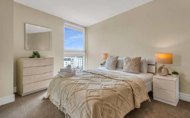 Lanterns Way At Canary Wharf By Mysquare