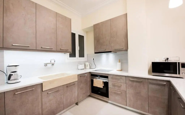 Elegant 3 bd apt, in the most prestigious area.