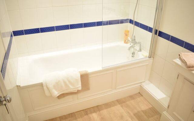 2 Bedroom Flat in Battersea Sleeps 4