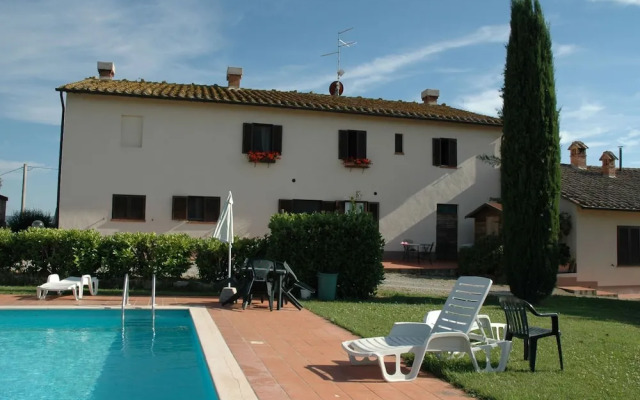 Modern Farmhouse in Pienza With Pool