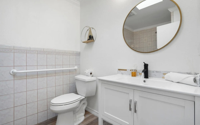 Spacious 5BR Retreat 8 Beds Beach & Golf